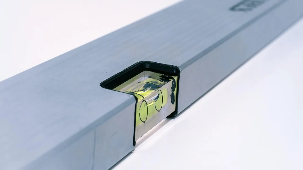 Un niveau à bulle posé sur une règle en aluminium